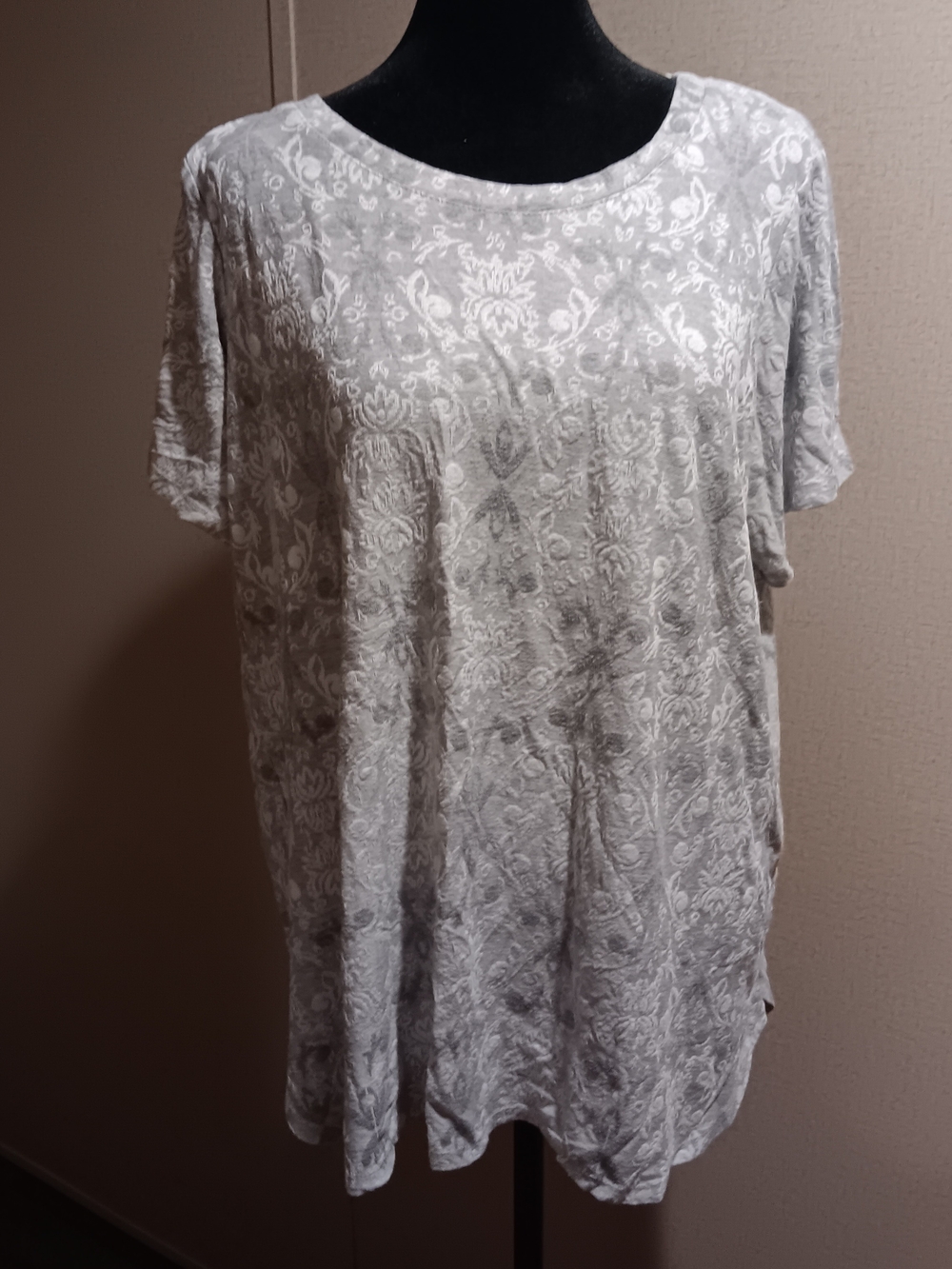 Rose & Olive 🍑 Light Gray Floral Short Sleeve Tee